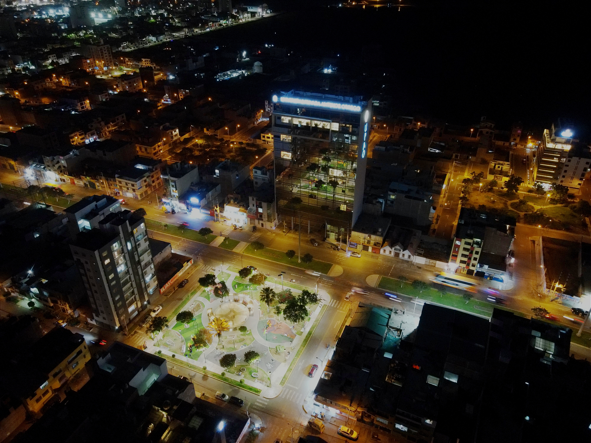 Vista urbana nocturna